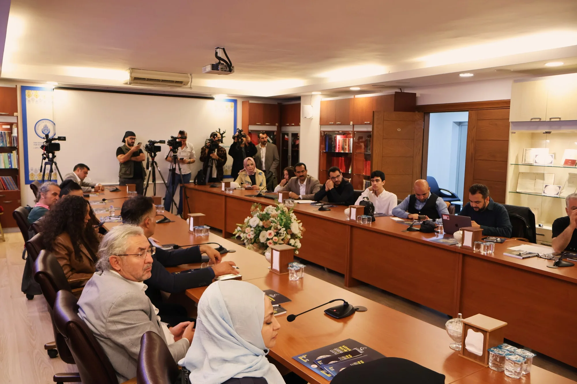 Basın toplantısını izleyen basın mensupları