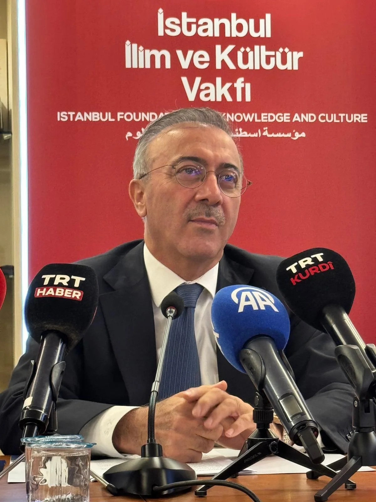 Basın toplantısında konuşan İİKV Mütevelli Heyeti Başkanı Said Yüce