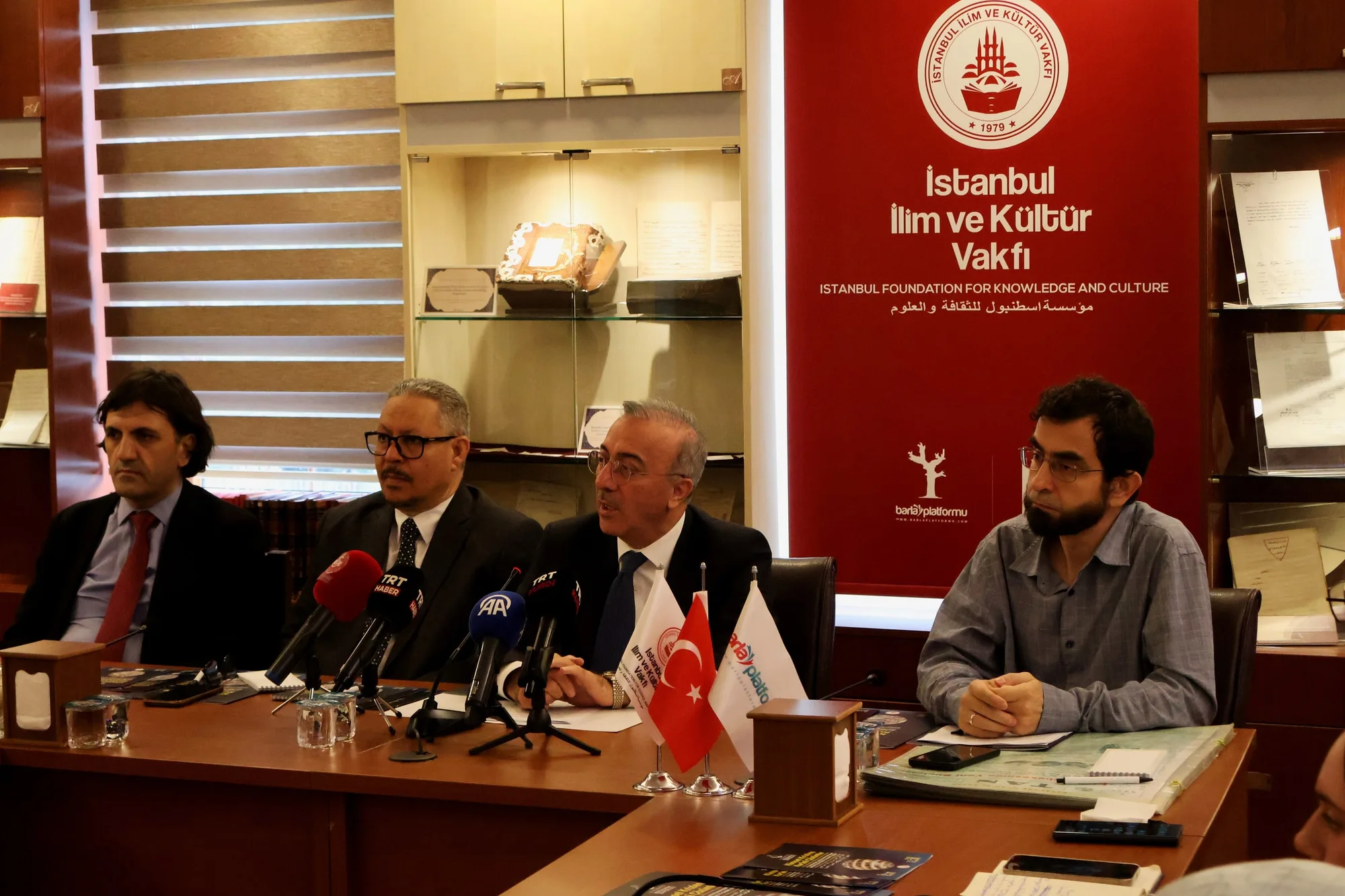 Basın toplantısı panel masası