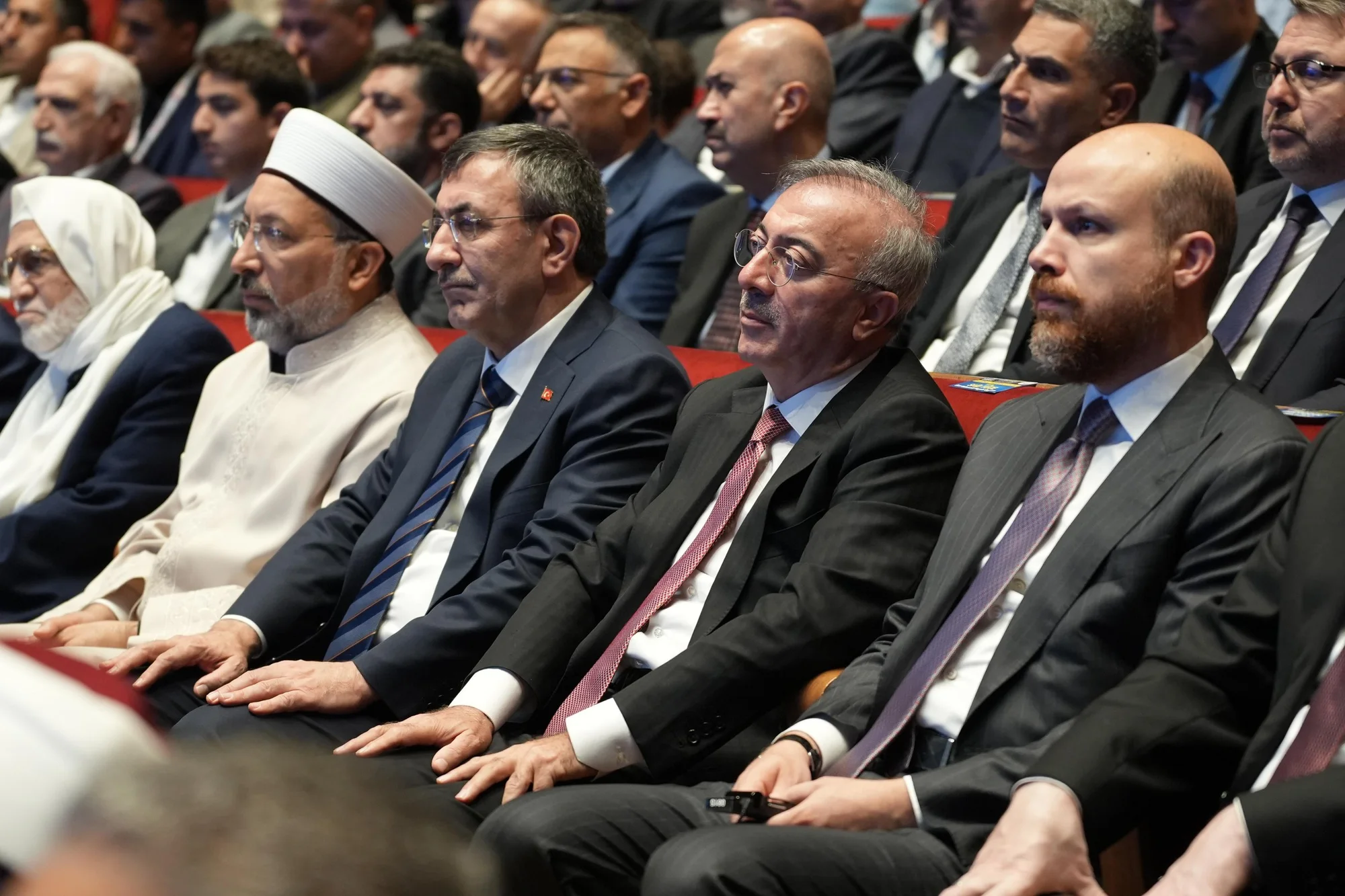 Açılış programında ön sırada Diyanet İşleri Başkanı Safi Arpaguş, Cumhurbaşkanı Yardımcısı Cevdet Yılmaz ve Necmeddin Bilal Erdoğan
