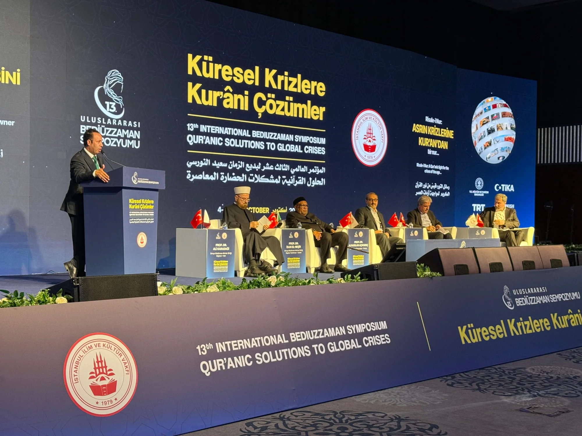 Pullman İstanbul’daki ana salonda kürsüde konuşan bir tebliğ sahibi