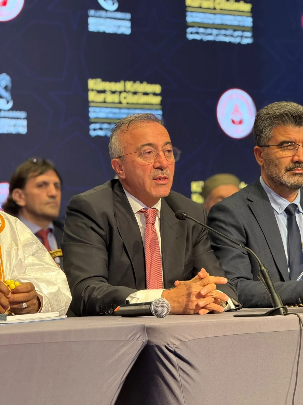 Said Yüce, Prof. Dr. Bayram Özer ve Doç. Dr. Ünal Akyüz kapanış oturumunda.